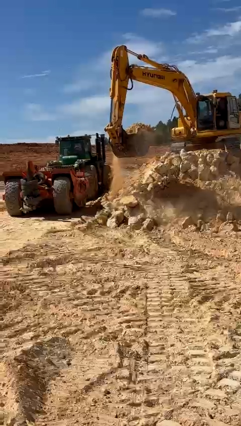 Excavadora y camión