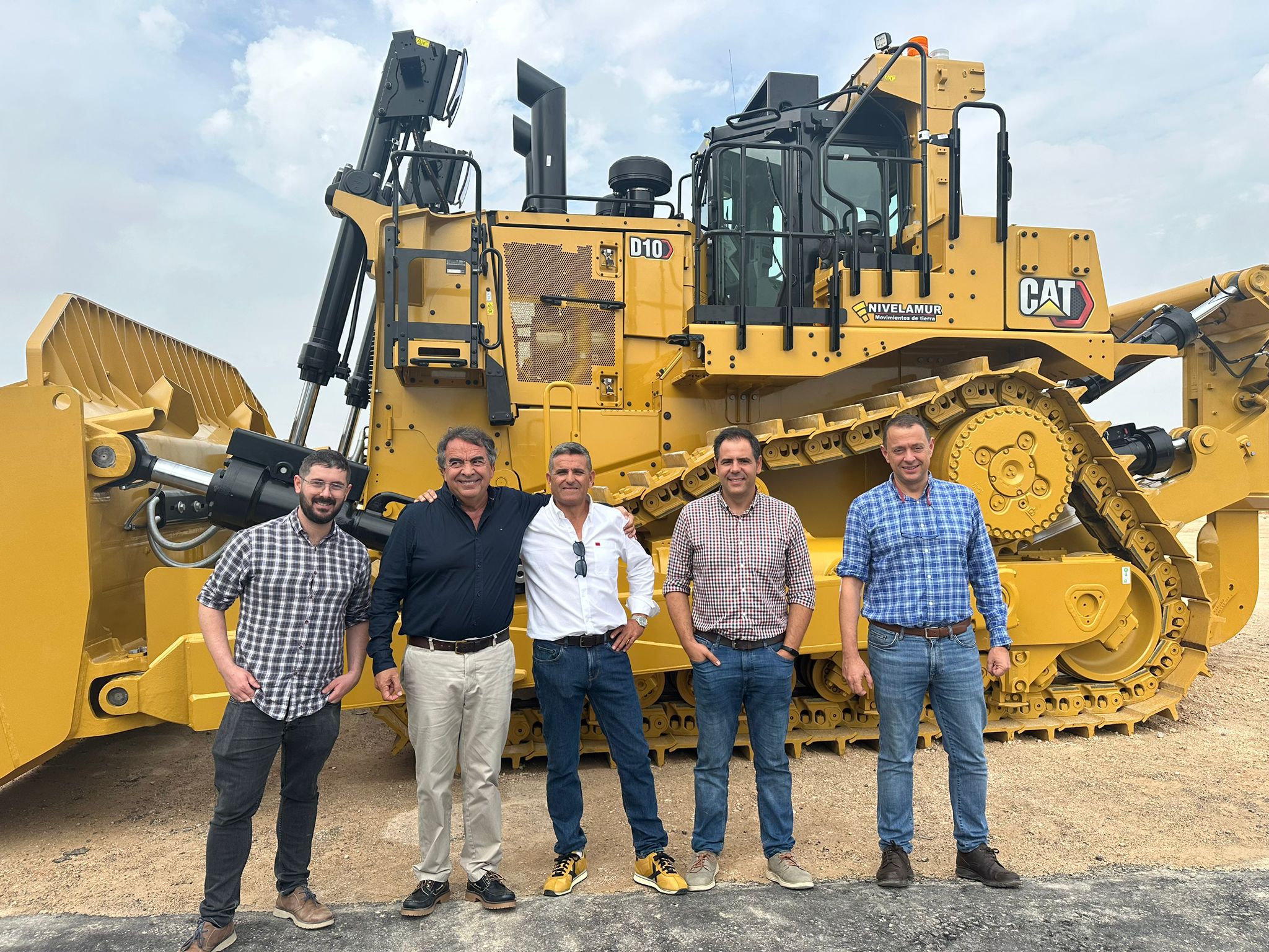 Buldozer D10 y equipo de ingenieros
