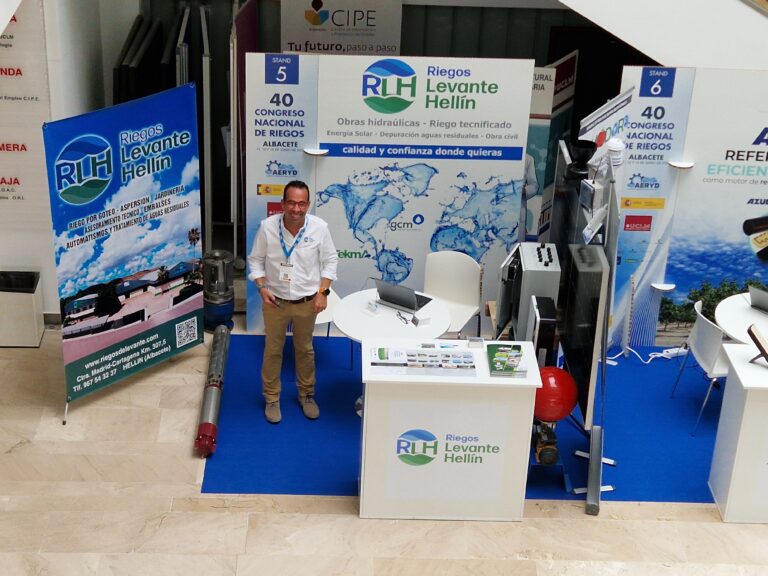 Javier Montoya en el Stand RLH del 40 Congreso Nacional de Riegos
