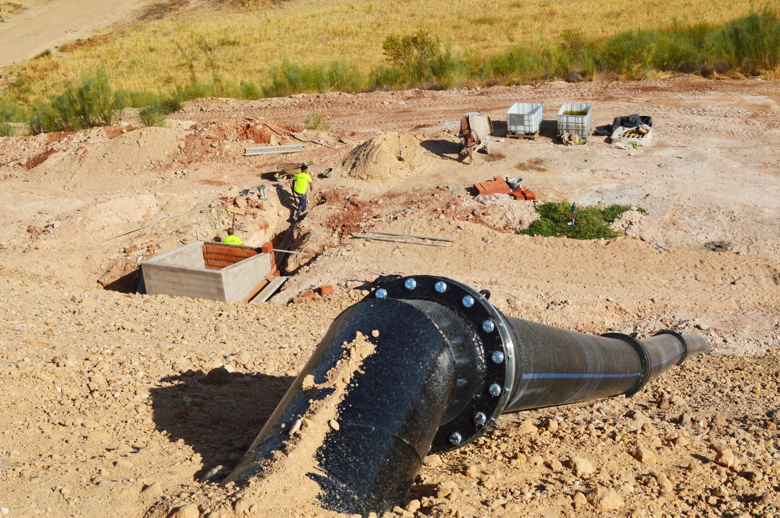 Detalle tubos de llenado y caseta de sondeo San Martín