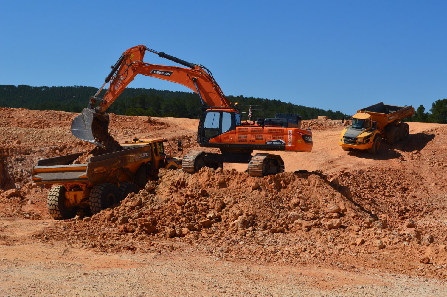 Excavación fondo balsa Alcadozo Abril 2025