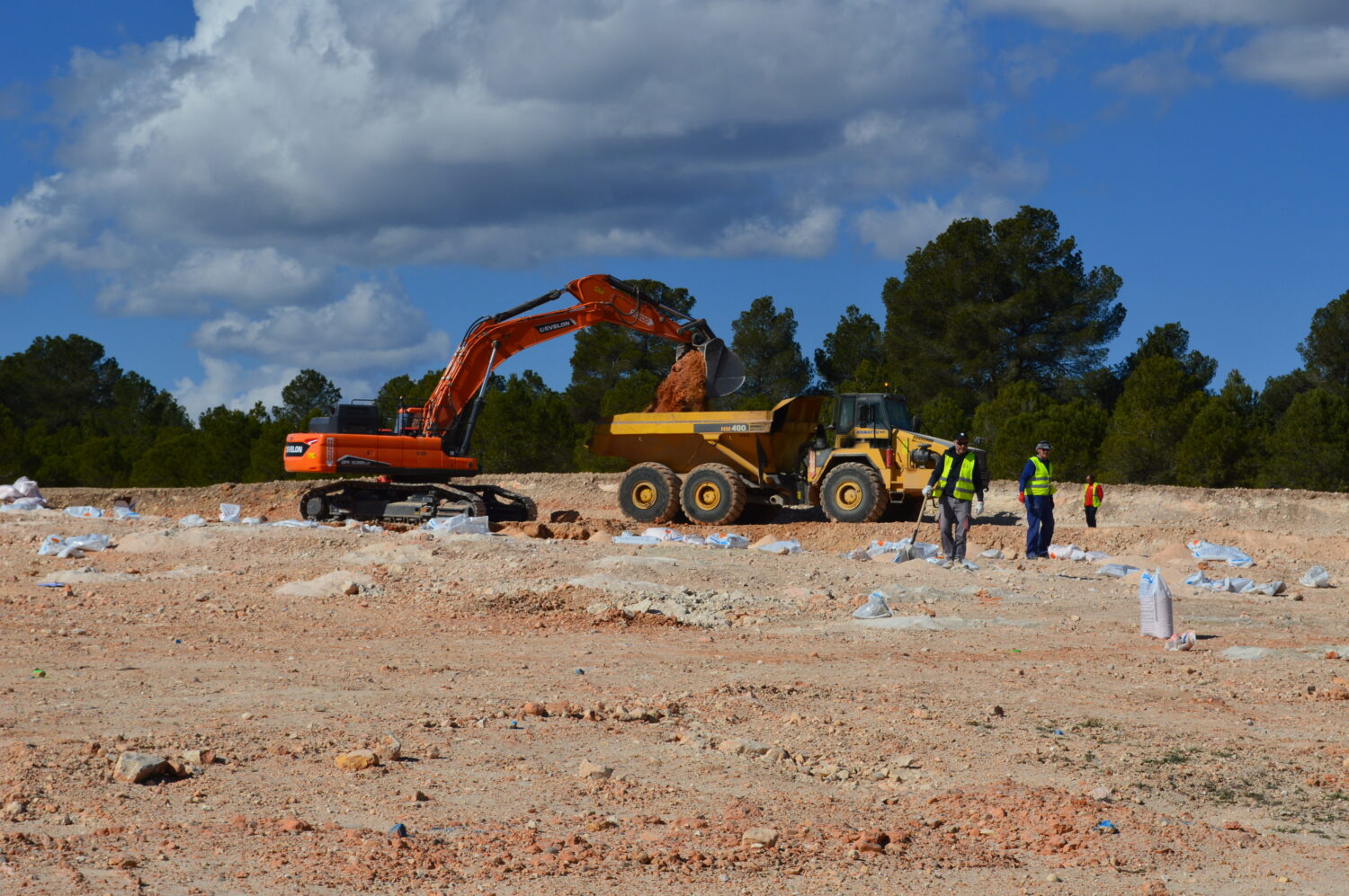 Movimientos de tierras de voladura en Alcadozo