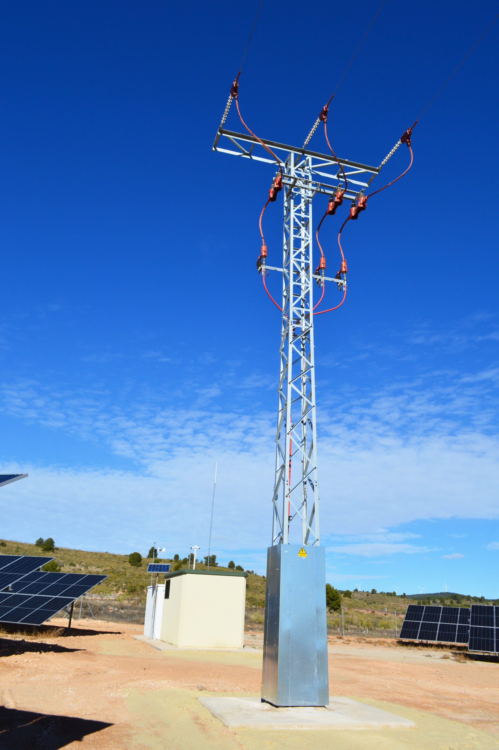 Torre de media tensión en Alcadozo