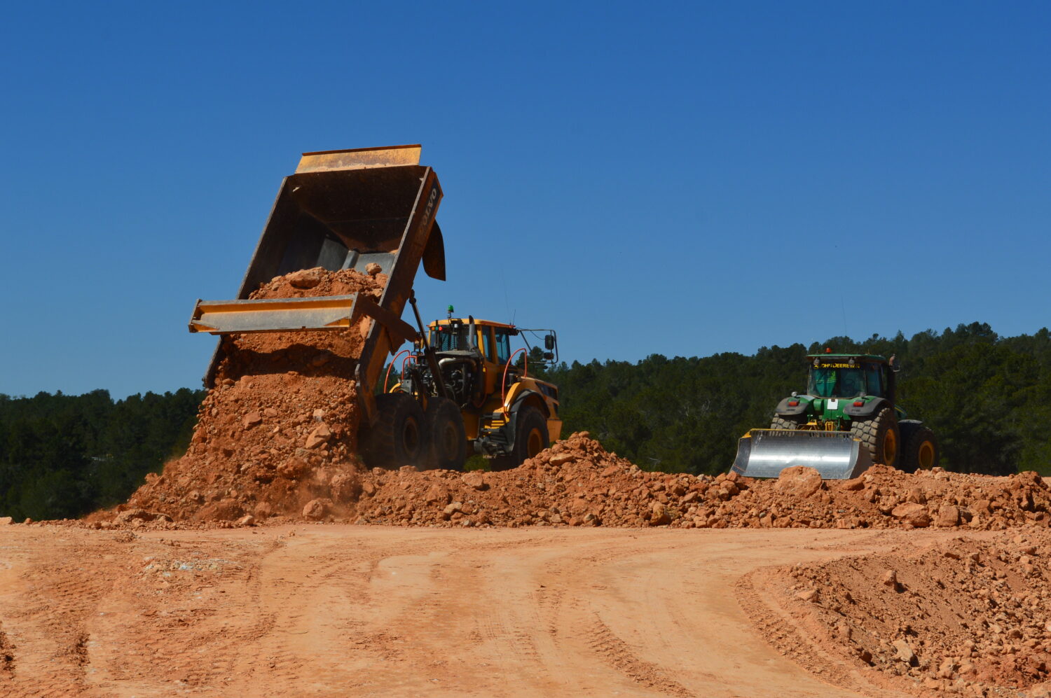 Descarga de tierra en corona de balsa Alcadozo Abril 2025