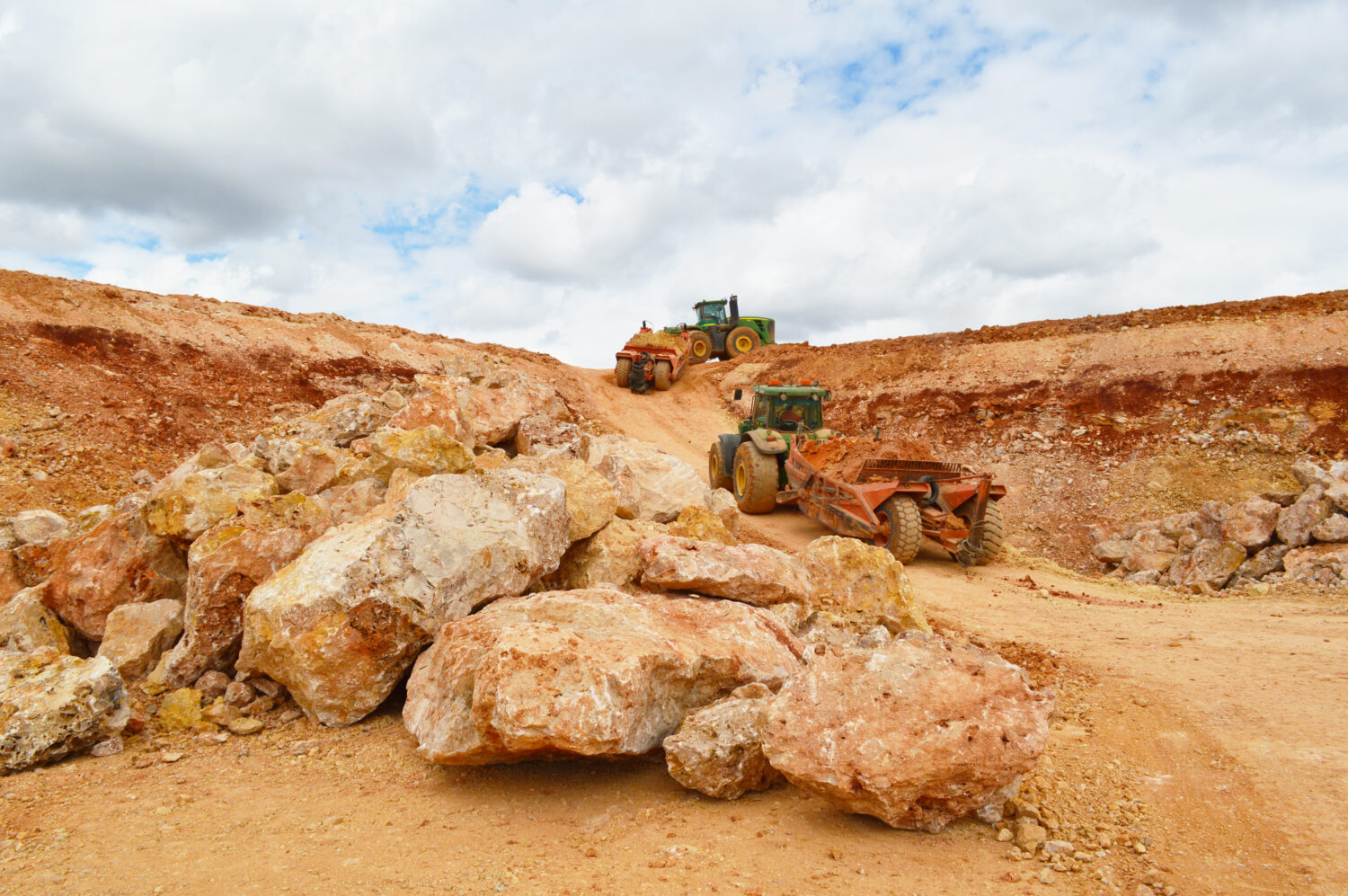 Movimientos de tierra Balsa Derramadero Campillo Abril 2025