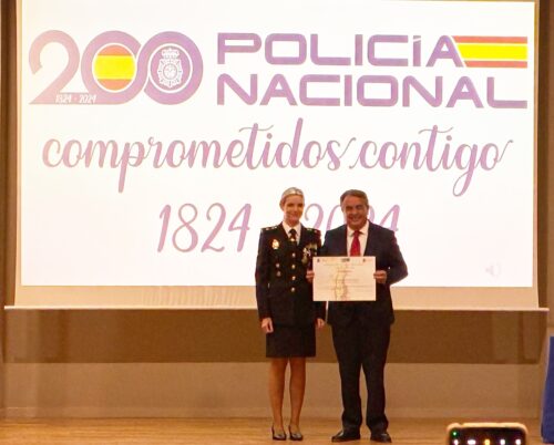 Entrega diploma colaborativo a Antonio Montoya por Policías Nacionales