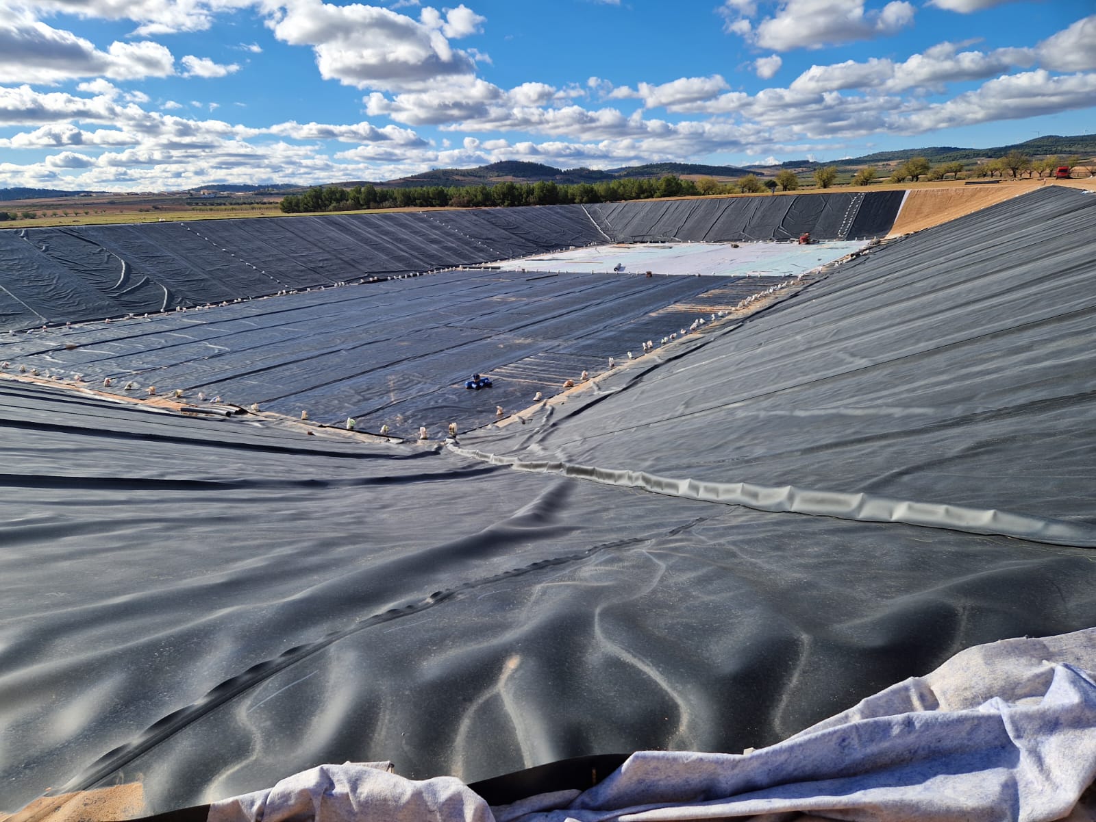 Terminando la instalación de lámina impermeabilizadora en Nava de Arriba