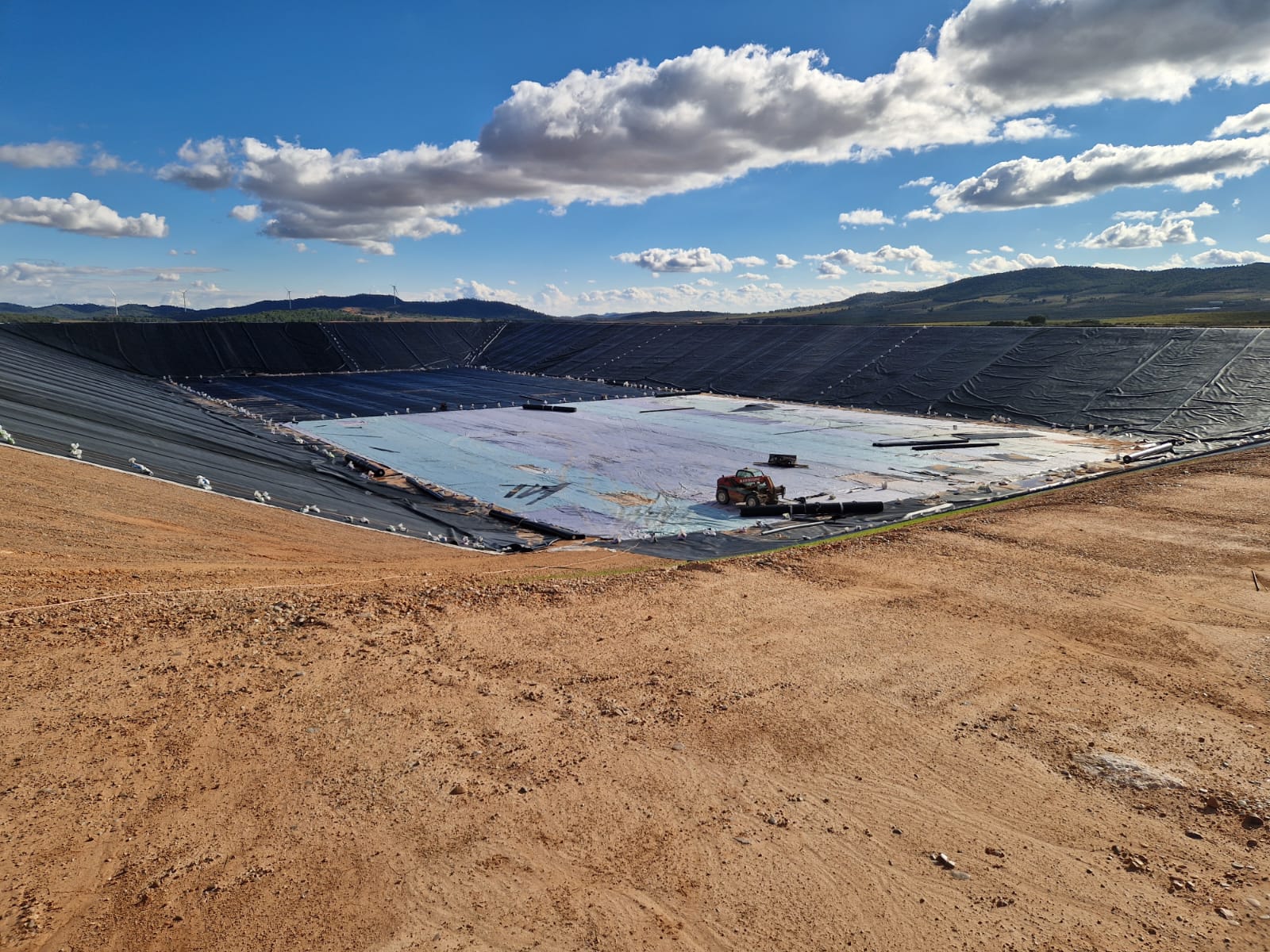 Cubriendo el fondo con geotextil protector en Nava de Arriba