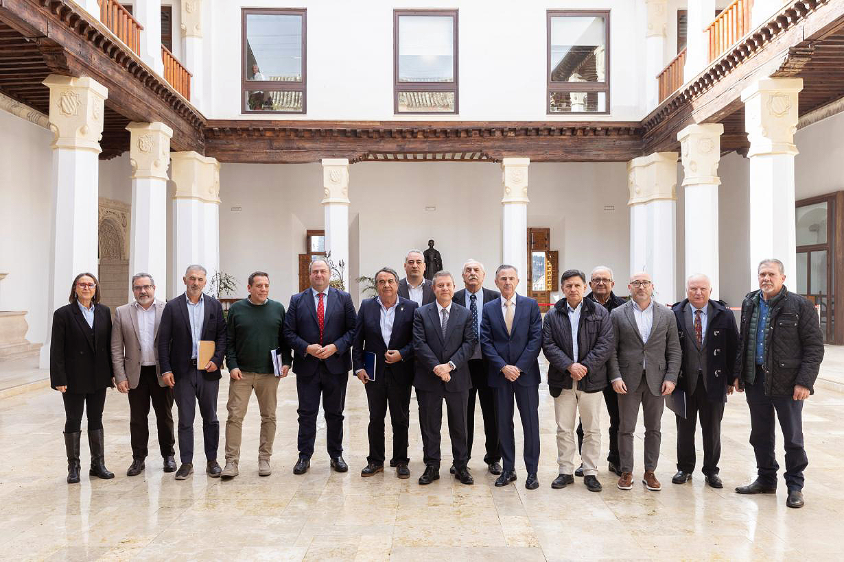 Foto de familia reunión CCRR con el presidente de Castilla La Mancha PH 2023 en el Claustro del Palacio de Fuensalida
