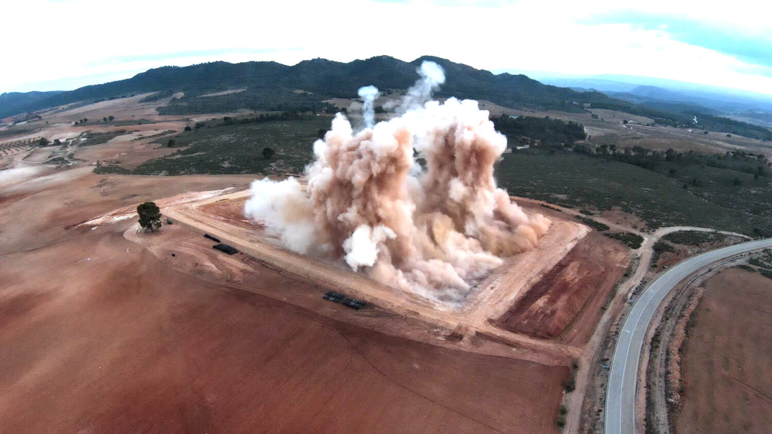 Voladura fondo rocoso balsa Elche de la Sierra